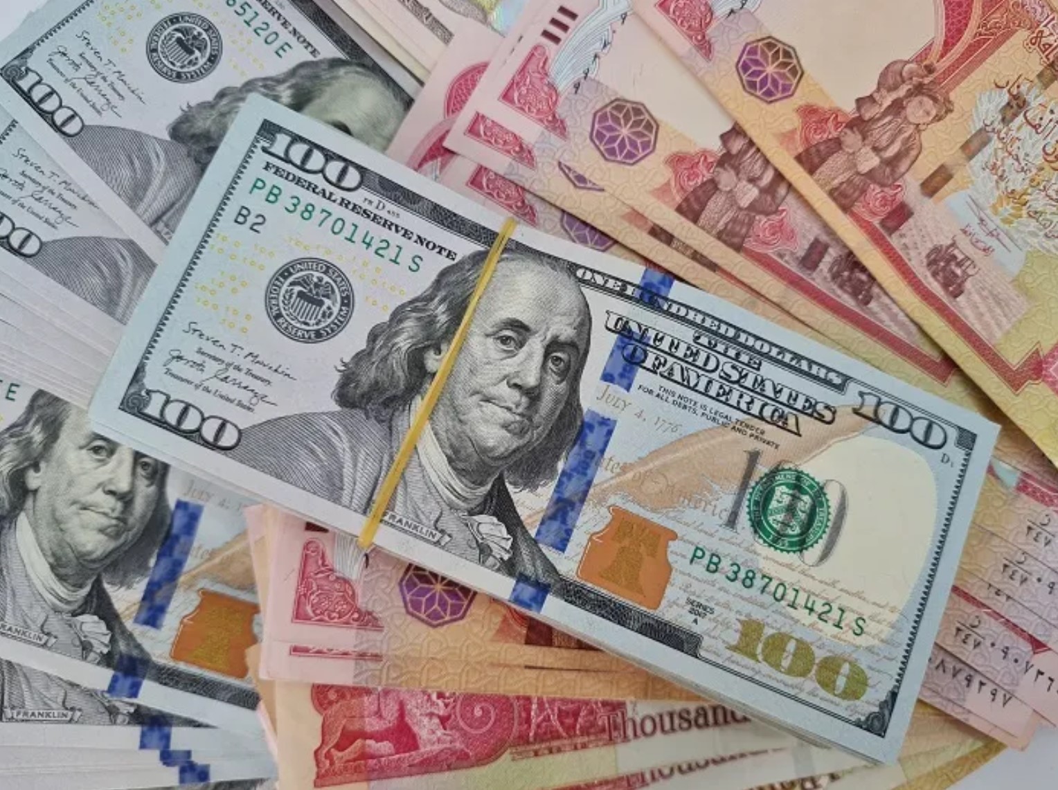 استقرار نسبي صرف الدولار مقابل الدينار في بغداد وأربيل والبصرة عند 157 ألفاً