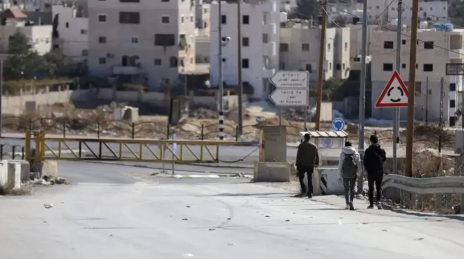 مقتل مستوطن وفلسطيني في عملية إطلاق نار ومحاولة دهس وسط وشمالي الضفة الغربية