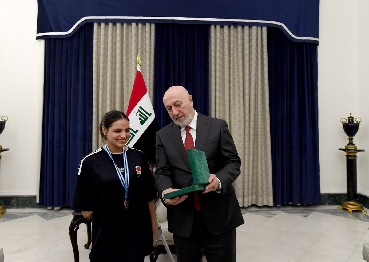 رئيس الجمهورية يستقبل البطلة البارالمبية نجلة عماد ويشيد بإنجازاتها الدولية