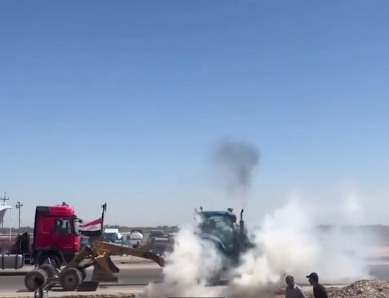 تصعيد في الكوت.. المئات من الفلاحين يغلقون منافذ حقل الأحدب ومستودعات الوقود