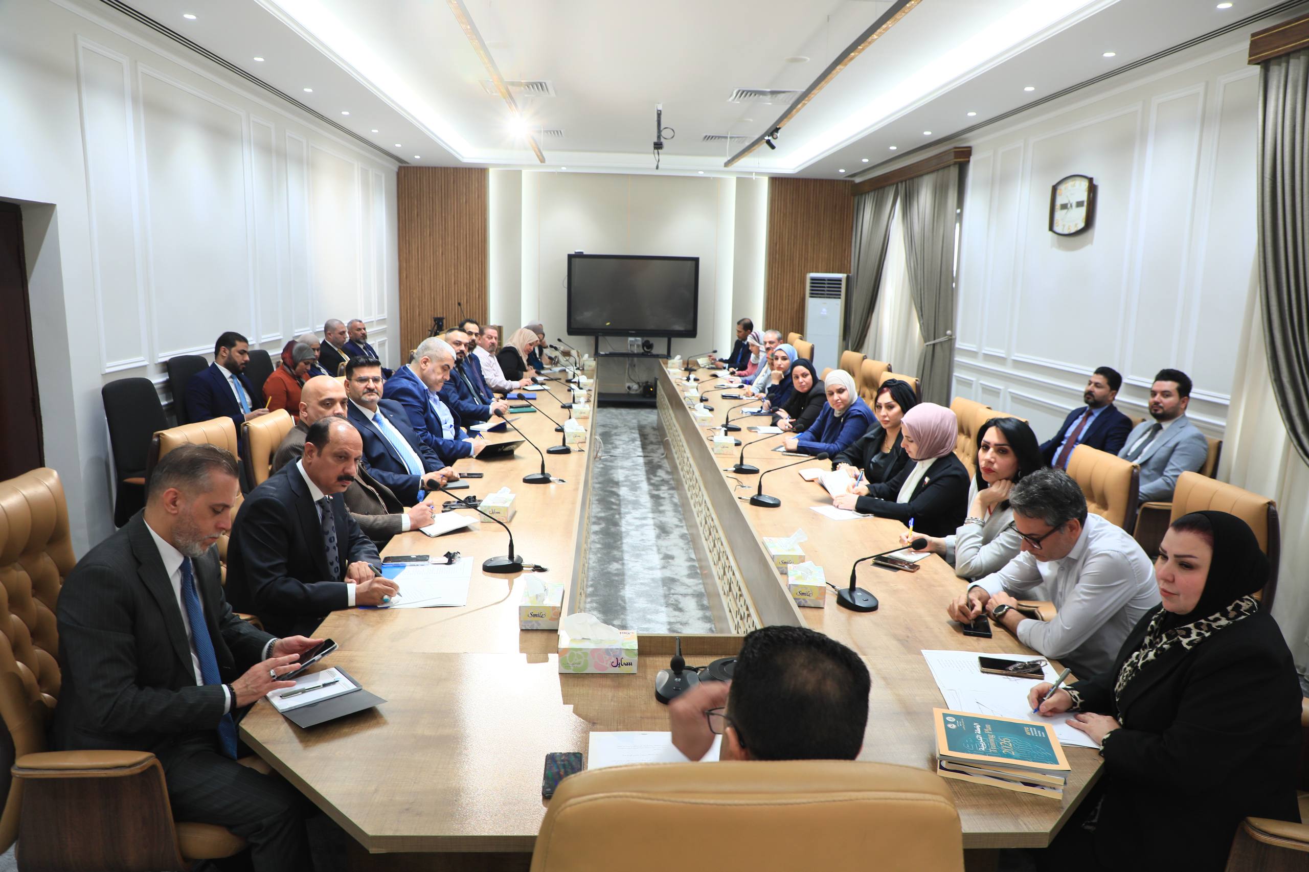 المالية تبحث إعداد استراتيجية موحدة والتنسيق بين تشكيلاتها والمؤسسات الإعلامية