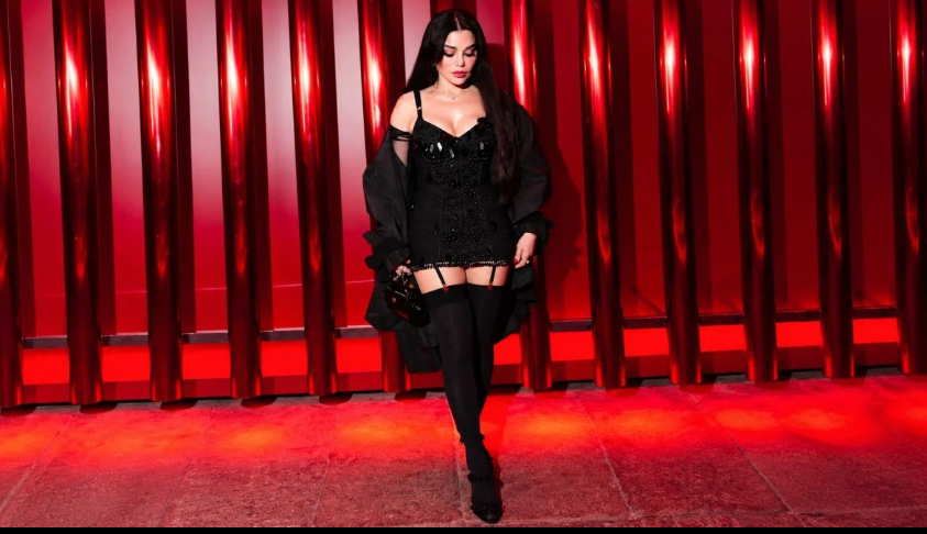 هيفا وهبي تتألق بالأسود وتلفت الانظار بأناقتها