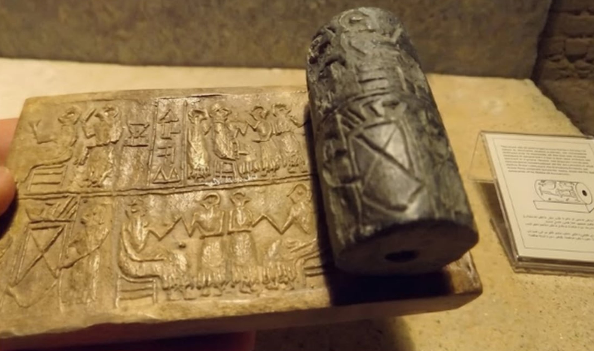 العراق يوقف بيع آثاره في مزادات العالم ويستعد لإسترداد تماثيل مهمة