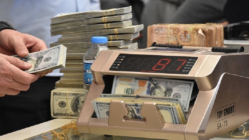 انخفاض الدينار أمام الدولار في بورصات كل المحافظات