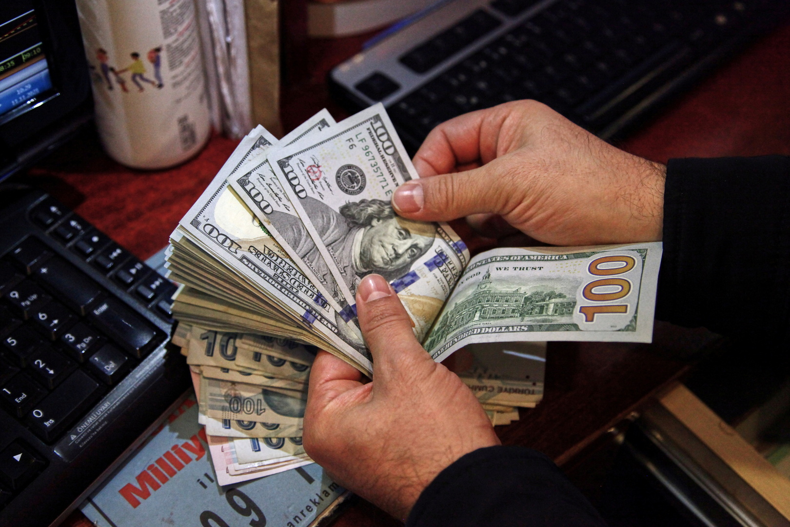الدولار يخرج عن السيطرة في أسواق بغداد وأربيل عند الإغلاق