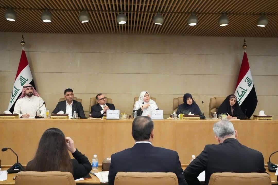 وزير الصحة واللجنة النيابية يبحثان تشريع قانون هيئة الغذاء والدواء