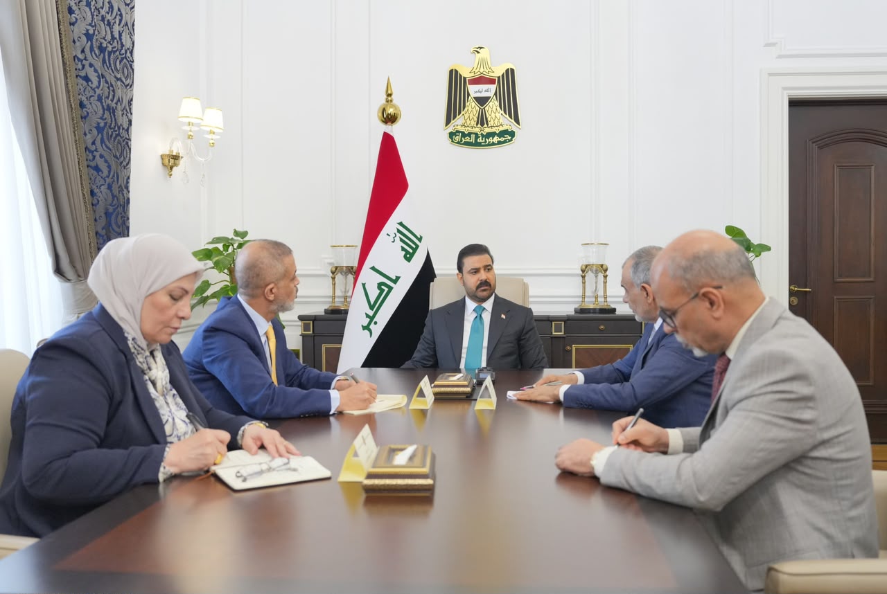 الزيدي يوجه بتثبيت جميع العقود والأجراء على الملاك الدائم واستحداث 120 ألف درجة ضمن موازنة 2027