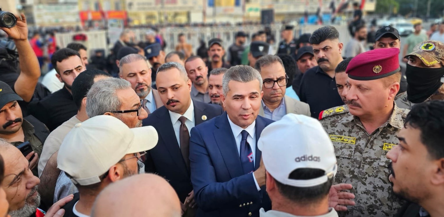 رئيس الوزراء يتسلم مطالب المتظاهرين عبر وفد رفيع قابلهم في ساحة التحرير