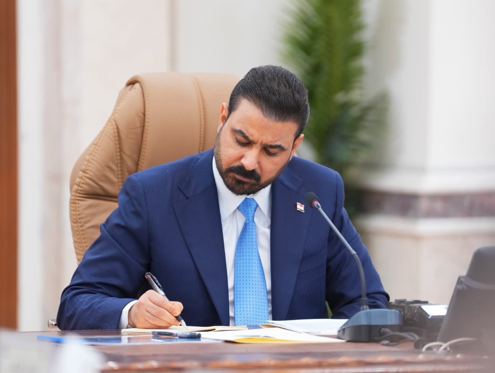 القائد العام للقوات المسلحة يتولى مهام رئاسة الجهاز من موقع أدنى