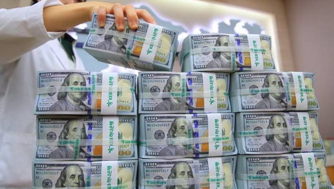 البدء بضخ الدولار .. المصرف العراقي للتجارة يتحرك لدعم الدينار وتهدئة السوق