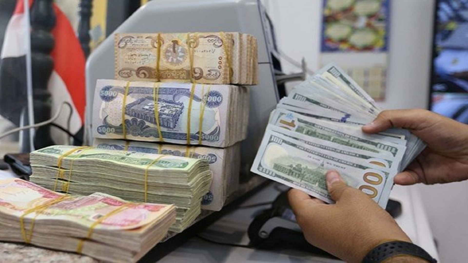 الدولار أمام مفترق طرق.. تحذيرات من رفع السعر الرسمي وعودة ضغط السوق الموازية