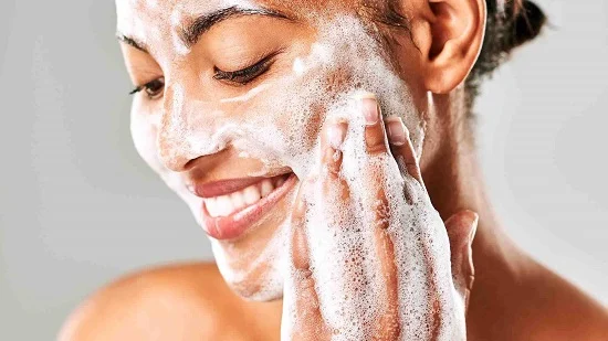 غسل الوجه ليس بهذه البساطة.. أخطاء شائعة تهدد صحة بشرتك